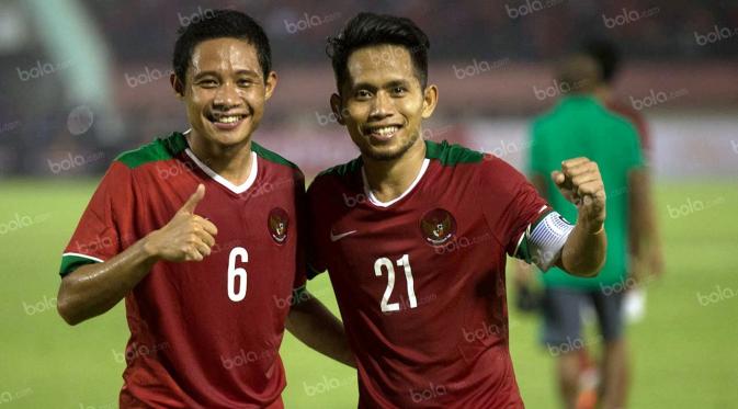 Evan Dimas dan Andik Vermansah setelah menjalani laga Timnas Indonesia melawan Malaysia. (Bola.com/Vitalis Yogi Trisna)