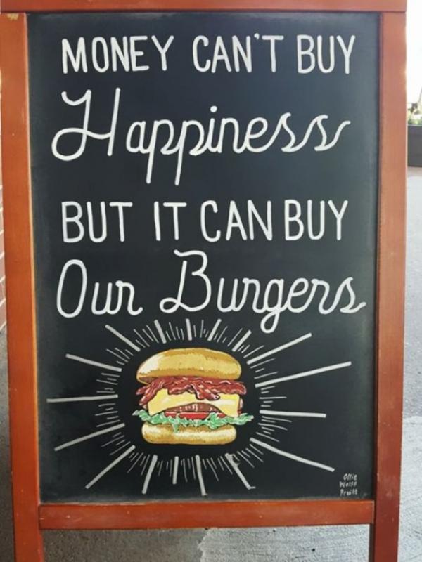 Uang nggak bisa beli kebahagiaan, tapi bisa beli burger. (Via: boredpanda.com)