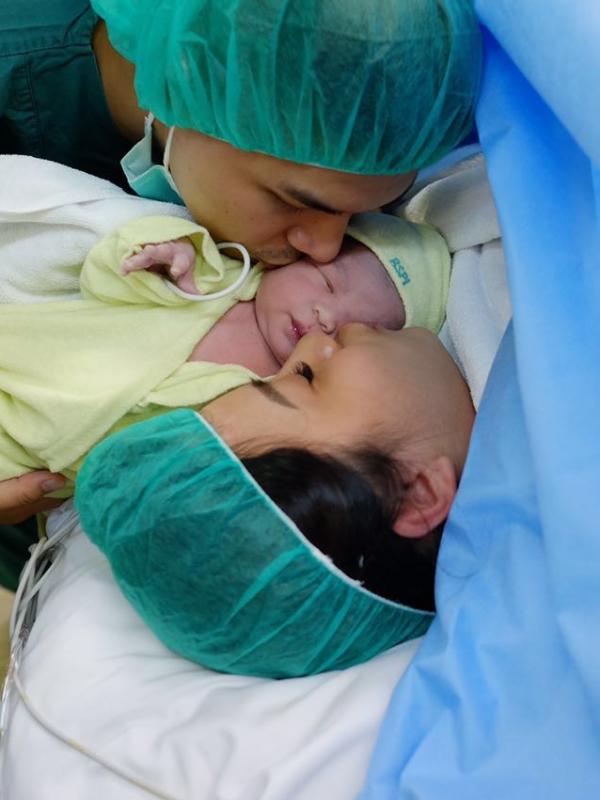 Glenn Alinskie dan Chelsea Olivia menyambut kelahiran putri pertama mereka, Nastusha Olivia Alinskie. (Istimewa)