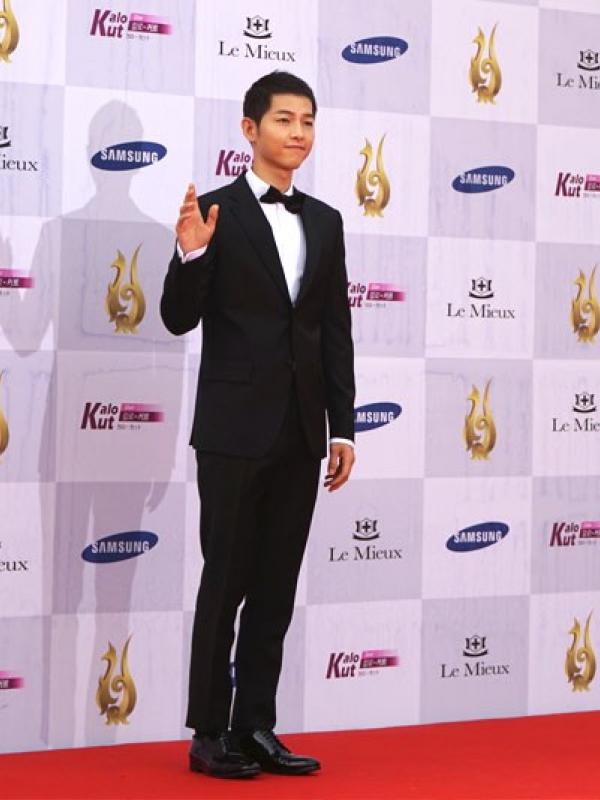 Song Joong Ki menghadiri Seoul Drama Awards 2016. Foto: Soompi