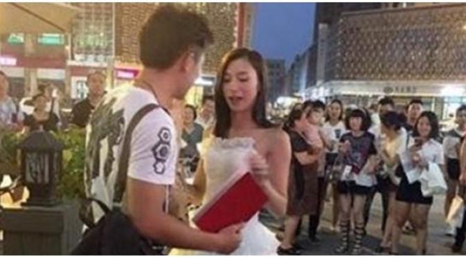 Setiap orang berhak memperjuangkan cintanya, tapi yang dilakukan wanita ini luar biasa! (Foto: shanghaiist.com)