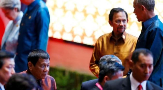 Presiden Obama terlihat tengah berbincang dengan pemimpin Brunei Darussalam, Sultan Hassanal Bolkiah sementara tampak Duterte melintas di hadapannya (Reuters)