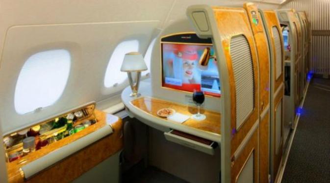 Kabin kelas satu Emirates dilengkapi dengan mini bar pribadi (Emirates Airlines)