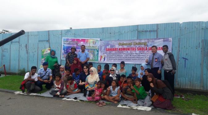 Ketua Yayasan Maria Monique Last Wish, Natalia S. Tjahj, dalam aksi sosia bersama anak jalanan di Ambon (Doc. Maria Monique Last Wish)