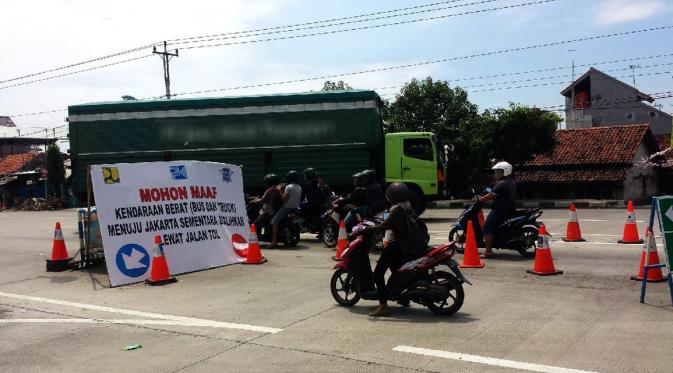 Sejumlah kendaraan berat jenis trailer dan truk besar masih beroperasi melintasi jalur pantura Brebes-Tegal, Jumat (9/9/2016) siang. (Liputan6.com/Fajar Eko Nugroho)