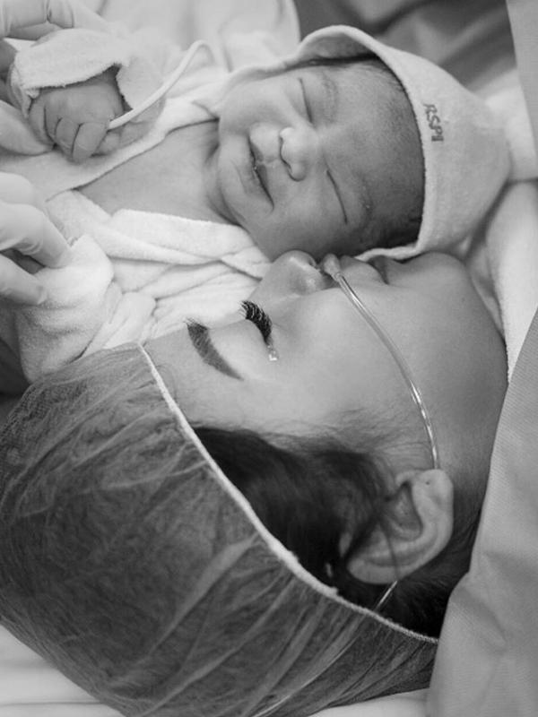 Chelsea OIivia terlihat menangis bahagia bersama putrinya Nastusha Olivia Alinskie. Natusha lahir melalui proses cesar, Jumat (9/9/2016). (Instagram)