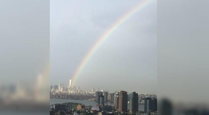 Sebuah pelangi tampak muncul dari bekas runtuhnya gedung kembar WTC (Twitter Ben Sturner @leverageagency)