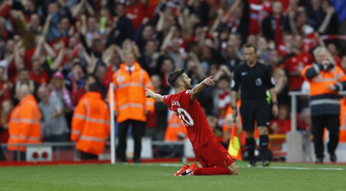 Adam Lallana mencetak gol ketiga Liverpool saat menang 4-1 atas Leicester City di Anfield, Minggu (11/9/2016) dinihari WIB. (Reuters)