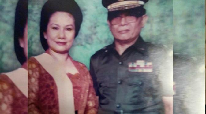 Foto almarhum Brigjen TNI Purn Frans Karangan dan istri. (Liputan6.com/Eka Hakim)