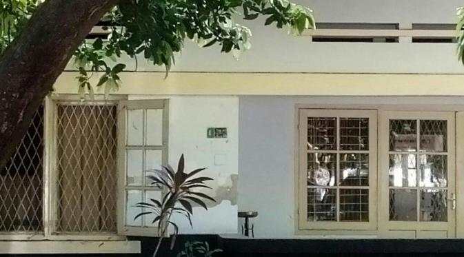 Rumah peninggalan orangtua Sinta Karangan yang pensiunan jenderal TNI AD di Makassar. (Liputan6.com/Eka Hakim)