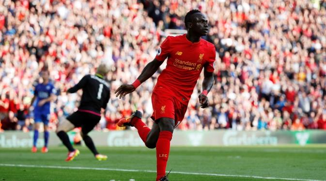 Ekspresi pemain Liverpool, Sadio Mane, setelah mencetak gol kedua ke gawang Leicester City dalam laga Premier League di Stadion Anfield, Sabtu (10/9/2016). (Action Images via Reuters/Lee Smith).
