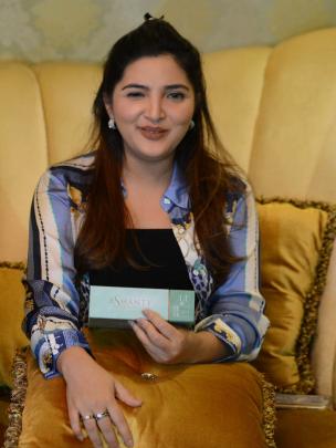 Ashanty menunujukkan produknya pada saat jumpa pres klarifikasi produk kecantikannya di kediamannya Cinere, Tangerang Selatan, Sabtu (10/9/2016).