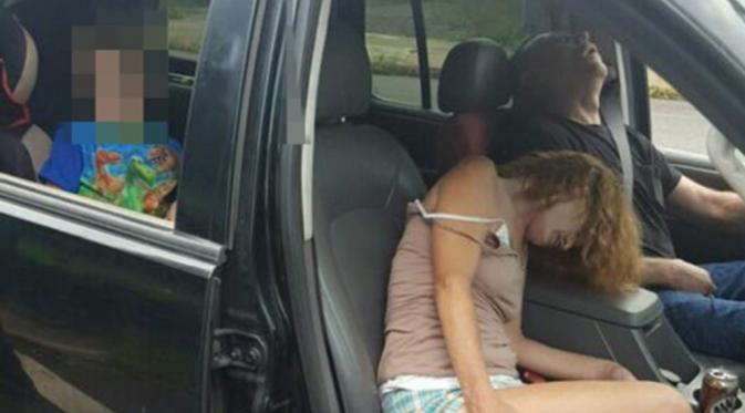 Fakta Mengerikan di Balik Foto Pasangan 'Tertidur' Ini (Facebook) 
