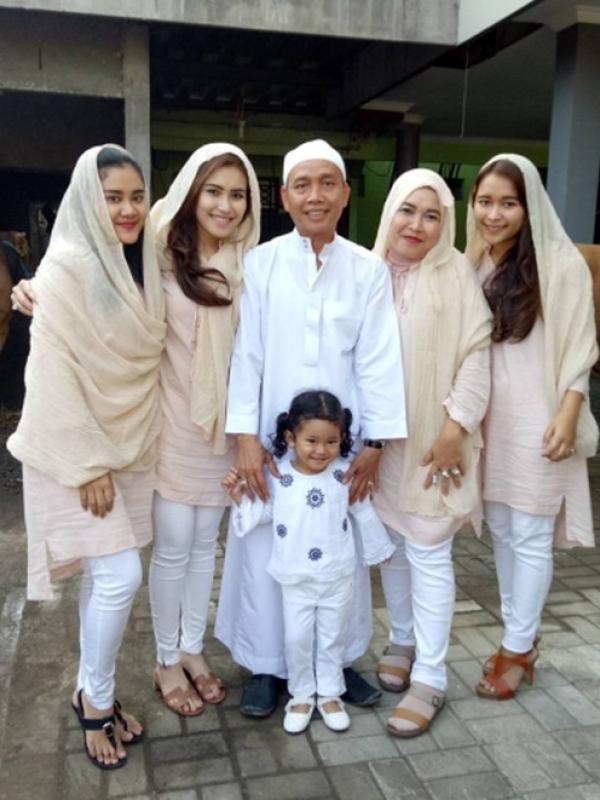 Ayu Ting Ting dan keluarga di momen Idul Adha. (Instagram @mom_ayting92_)