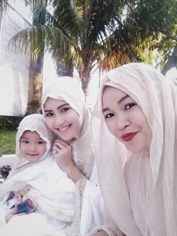 Ayu Ting Ting dan keluarga di momen Idul Adha. (Instagram @ayutingting92)