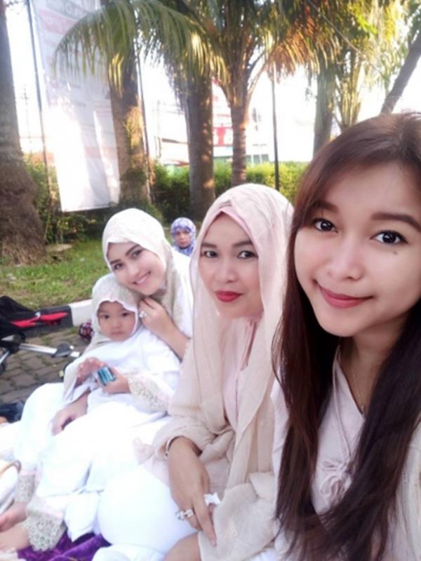 Ayu Ting Ting dan keluarga di momen Idul Adha. (Instagram @mom_ayting92_)