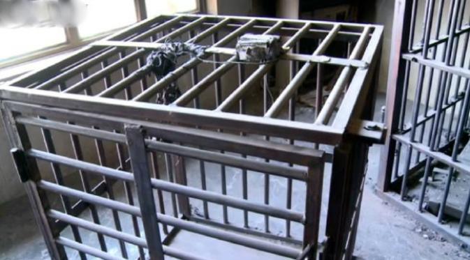 Sel besi itu dibuat dengan berbagai bentuk. Ada yang dibuat agar tahanan dapat berdiri dan berlutut di dalamnya (News.com.au) 