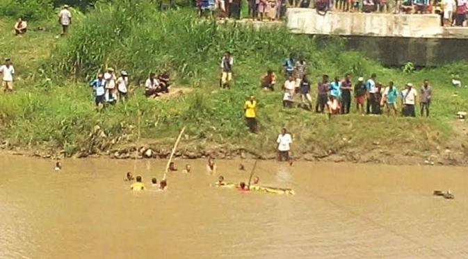 Tim SAR bersama warga mengevakuasi dua remaja dan mencari tiga orang lainnya yang tenggelam saat mencuci daging kurban di Sungai Pemali, Brebes, Jateng. (/Fajar Eko Nugroho)