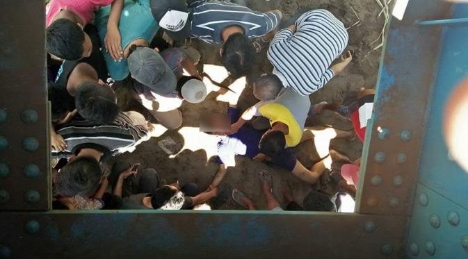 Tim SAR bersama warga mengevakuasi dua remaja dan mencari tiga orang lainnya yang tenggelam saat mencuci daging kurban di Sungai Pemali, Brebes, Jateng. (/Fajar Eko Nugroho)