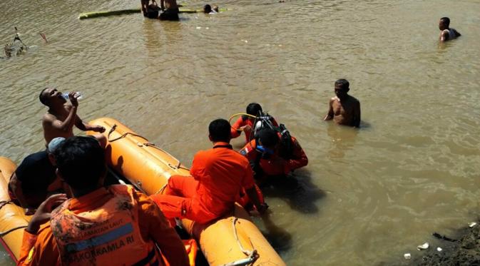 Evakuasi dan pencarian tujuh remaja yang tenggelam di Sungai Pemali, Brebes, Jateng. Empat remaja ditemukan selamat, dua orang meninggal dunia, sedangkan satu remaja masih dicari. (/Fajar Eko Nugroho)