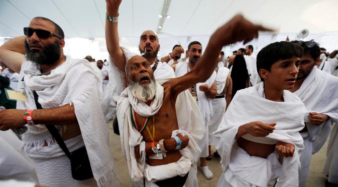 Jemaah haji melempar jumrah saat ibadah haji di Mina, Arab Saudi (12/09). Kegiatan ritual kesembilan ini merupkan simbol mengusir setan yang dilakukan oleh jemaah haji. (REUTERS/Ahmed Jadallah)