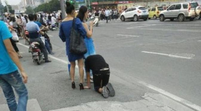 Lelaki ini kedapatan berkeliling kota Fuzhou, Tiongkok, sambil diikat layaknya anjing. (People's Daily China)