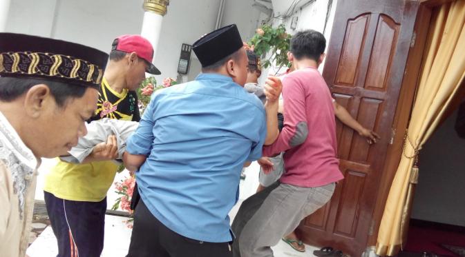 Ustaz pingsan usai sembelih sapi Jokowi. (Yuliardi Hardjo Putro/Liputan6.com)