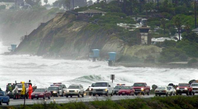 Pasang air laut di California (Reuters)