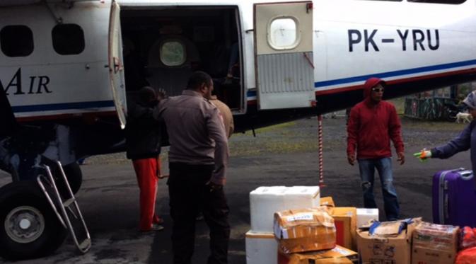 Distribusi BBM dan sembako ke wilayah Pegunungan Tengah, Papua, selalu dilakukan dengan pesawat udara. (Liputan6.com/Katharina Janur)