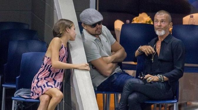 Leonardo DiCaprio bercengkrama dengan penggemarnya di US Open. (Dailymail)