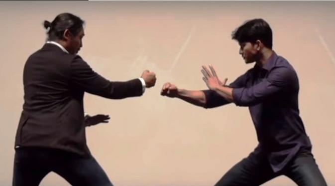 Pemeran utama dalam film Headshot, Sunny Pang dan Iko Uwais menunjukkan kebolehan pencak silat di pemutaran perdana Headsot TIFF 2016. Tepuk tangan meriah dari penonton setelah film selesai diputar. (dok. Screenplay)