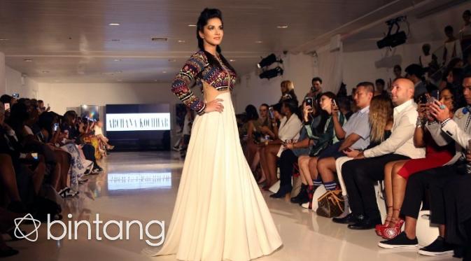 Sunny Leone saat tampil di New York Fashion Week 2016. (AFP/bintang.com)