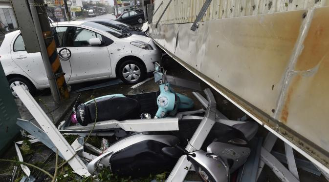 Papan reklame roboh dan menimpa sejumlah kendaraan, akibat hantaman topan super Meranti di Pingtung, Taiwan selatan, Rabu (14/9). Otoritas Taiwan menyebut badai ini sebagai yang terbesar yang pernah melanda Taiwan. (AFP PHOTO/Sam YEH)