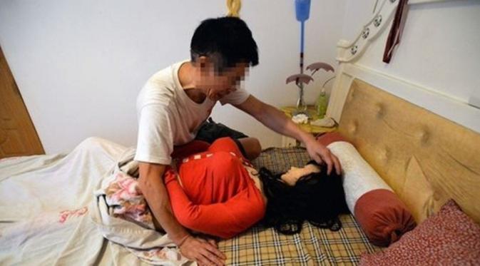 Zhang selalu memperlakukan boneka seksnya seperti istrinya. (Foto: mirror.co.uk)