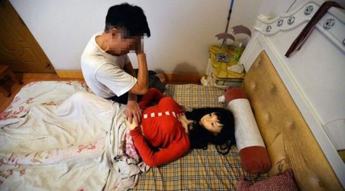 Kakek Zhang tak pernah besosialisasi, hanya menghabiskan waktu dengan sang 'istri'. (Foto: mirror.co.uk)