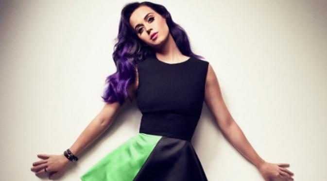 Katy Perry tengah mendapatkan pujian karena sukses membantu wanita hamil melahirkan bayi dengan selamat.