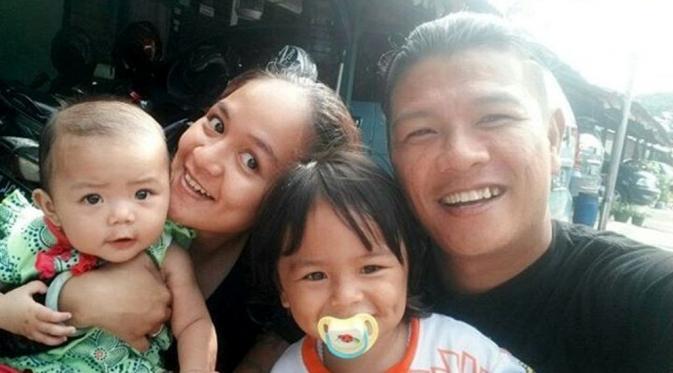 Andika Kangen Band bersama istri dan anak-anaknya [foto: instagram/chacaa22]
