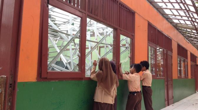 Akibat tidak kunjung direnovasi, sebagian siswa SDN Kalibaru 6 Depok memilih pindah sekolah (Liputan6.com/Ady)