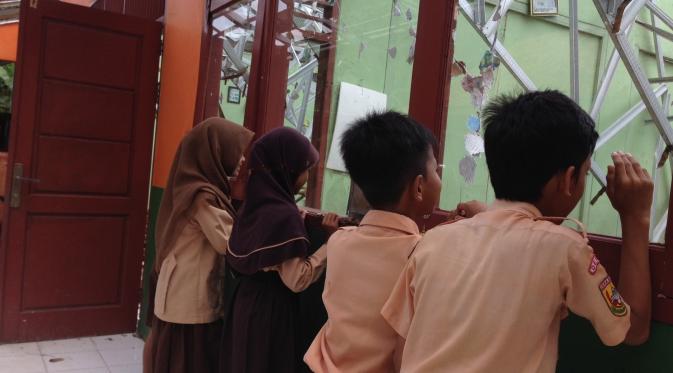 Akibat tidak kunjung direnovasi, sebagian siswa SDN Kalibaru 6 Depok memilih pindah sekolah (Liputan6.com/Ady)