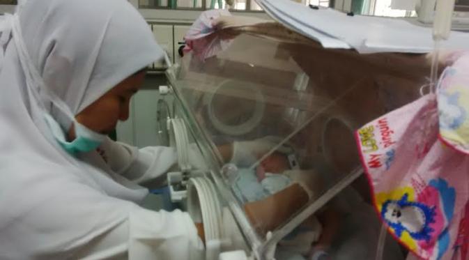 Bayi kembar empat lahir di Surabaya (Liputan6.com / Dian Kurniawan)
