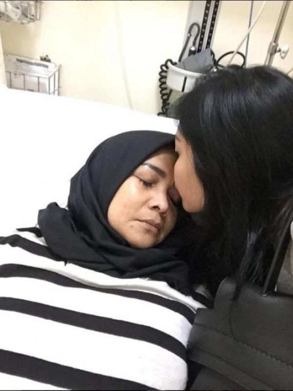 foto mama Rita terbaring dirumah sakit (Instagram)