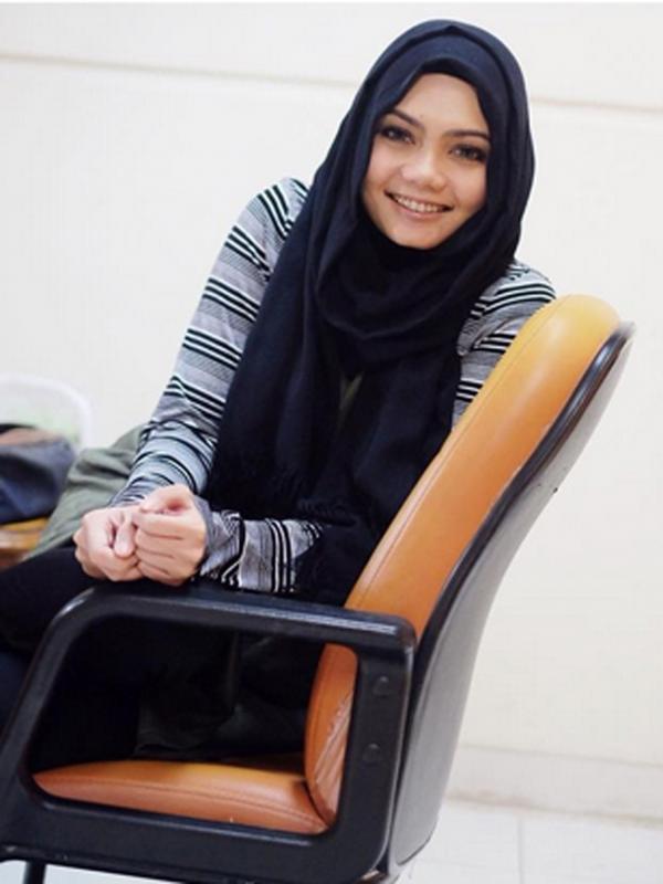 Bertepatan Hari Raya Idul Adha, Senin (12/9) Rina Nose menuliskan keputusannya untuk mengenakan jilbab. 