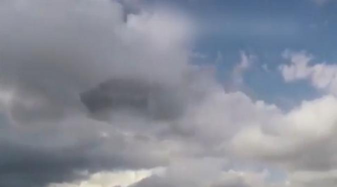 Objek yang terlihat seperti kapal induk dalam film Star Wars itu 'bersembunyi' di balik gumpalan awan (Dailymail.com)