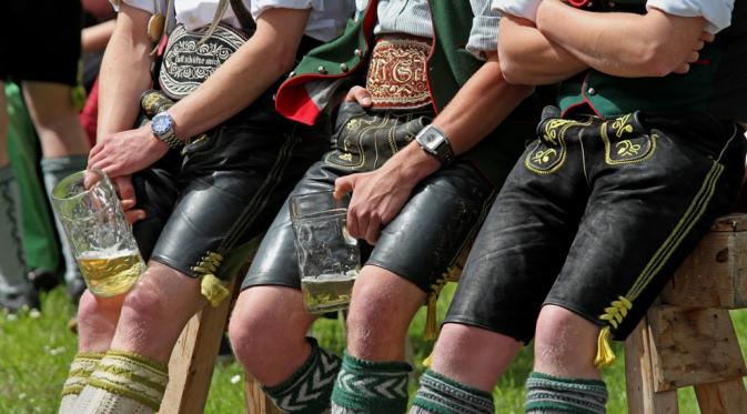 Busana tradisional masyarakat Jerman, Lederhosen. (Bavaria.com).