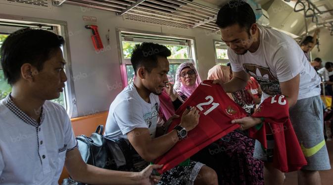 Andik Vermansah memberi tanda tangan jersey Timnas Indonesia untuk seorang fans. (Bola.com/Vitalis Yogi Trisna)