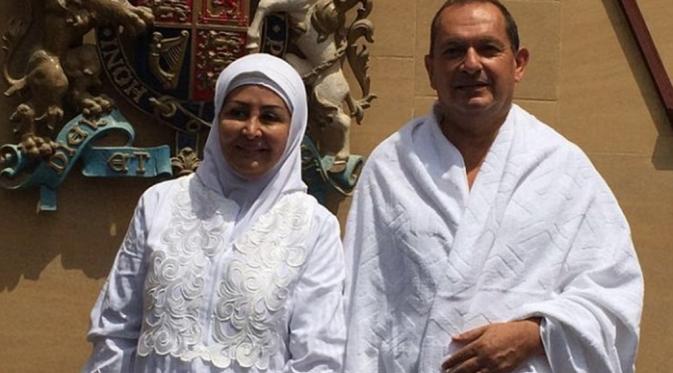 Simon Collis bersama istrinya Huda al-Mujarkech saat menunaikan haji (Twitter/Dailymail.com) 