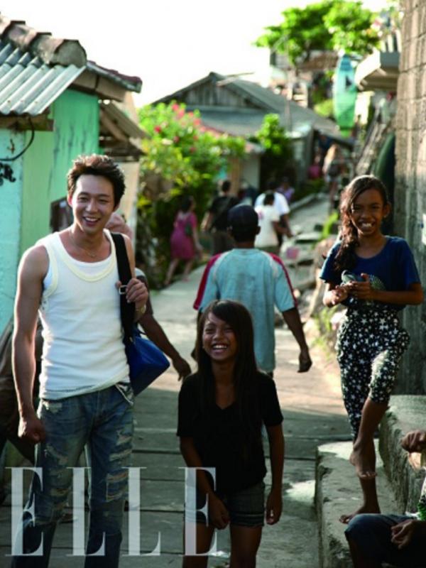 Yoochun `JYJ` tertawa lepas saat berinteraksi dengan anak-anak di Bali saat melakukan pemotretan pada 2012 silam (foto: ELLE)