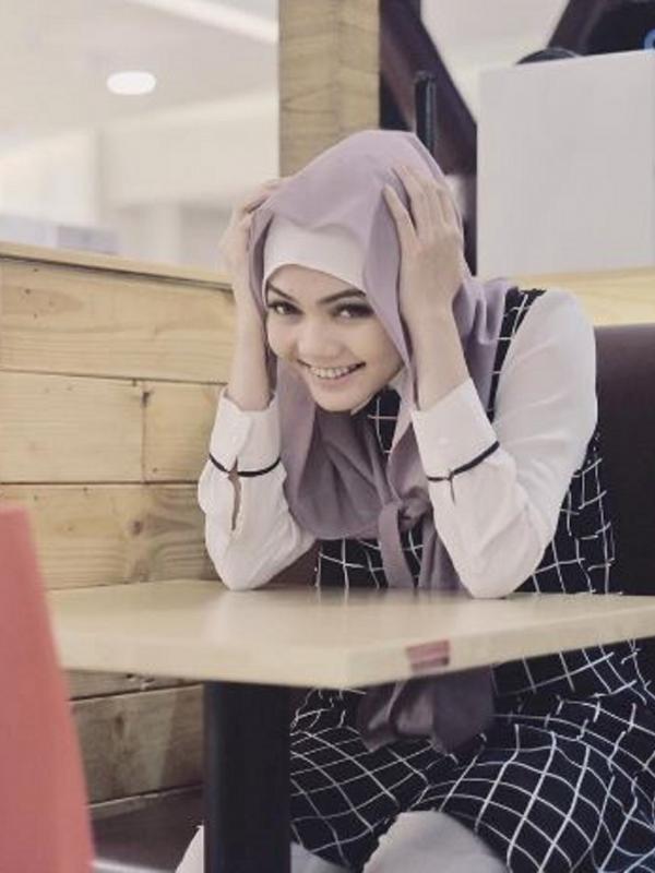 Rina Nose mengenakan hijab (Instagram/@rinanose16)