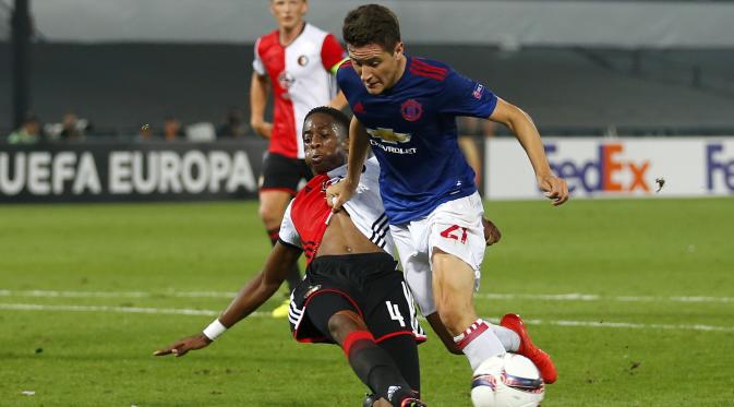 Pemain MU, Ander Herrera, coba melewati pemain Feyenoord. (AP Photo/Peter Dejong)