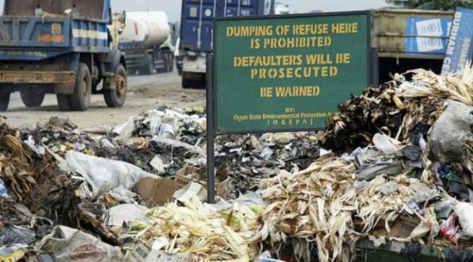 Kedisiplinan dalam membuang sampah juga masih menjadi masalah di Nigeria (AFP)